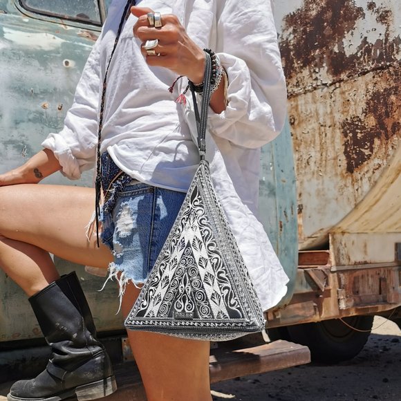 Banda Bags Handbags - Unique Traditional Purse - Hitam Pyramid Clutch